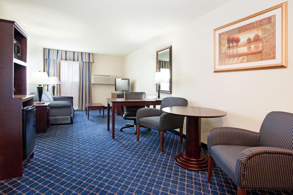 Holiday Inn Express Hotel & Suites Torrington By Ihg Exterior photo