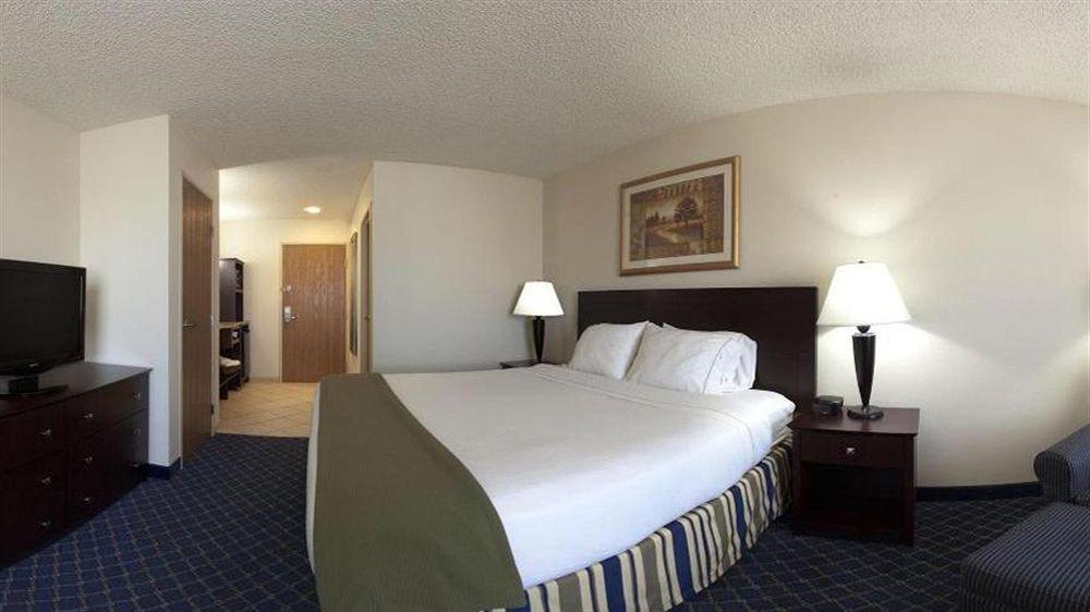 Holiday Inn Express Hotel & Suites Torrington By Ihg Exterior photo